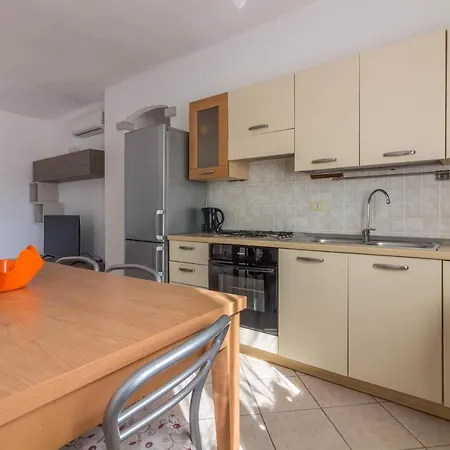 Guesthost Birght Flat With Terrace & Private Parking! Lägenhet