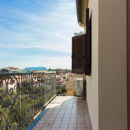 Guesthost Birght Flat With Terrace & Private Parking! Lägenhet *