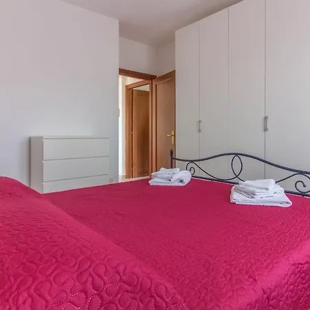 Guesthost Birght Flat With Terrace & Private Parking! Lägenhet Olbia