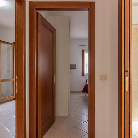 Guesthost Birght Flat With Terrace & Private Parking! Lägenhet