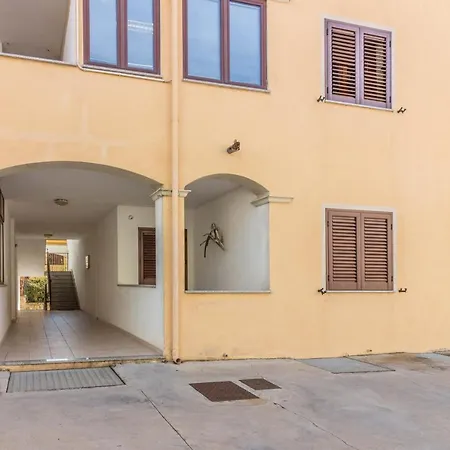 Guesthost Birght Flat With Terrace & Private Parking!
